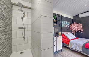 Une salle de bain moderne équipée d’une douche, d’un lavabo et de toilettes.
