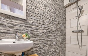 Shower, hair dryer - Charmant Studio avec piscine (Saint-Antoine-de-Breui)