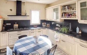 Fridge, microwave, oven, stovetop - Stunning home in Gujan-Mestras (Gujan-Mestras)