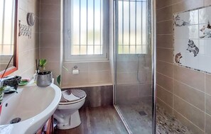 Shower, hair dryer - Stunning home in Gujan-Mestras (Gujan-Mestras)