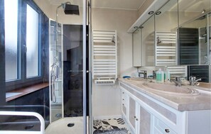 Shower, hair dryer - Awesome home in Sauzé-entre-Bois with WiFi (Sauzé-entre-Bois)