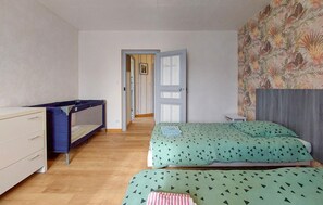 Travel cot, free WiFi - Awesome home in Sauzé-entre-Bois with WiFi (Sauzé-entre-Bois)