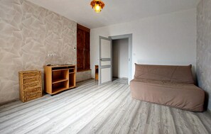 TV - Awesome home in Sauzé-entre-Bois with WiFi (Sauzé-entre-Bois)
