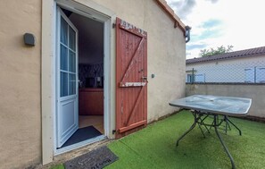 Outdoor dining - Awesome home in Sauzé-entre-Bois with WiFi (Sauzé-entre-Bois)