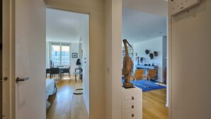 Een modern interieur met een eethoek, een trap en uitzicht op de stad.