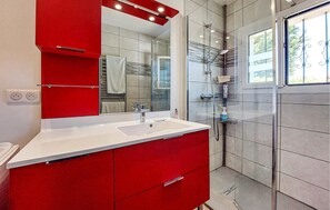 Shower, hair dryer - 3 bedroom beautiful home in La Tremblade (La Tremblade)
