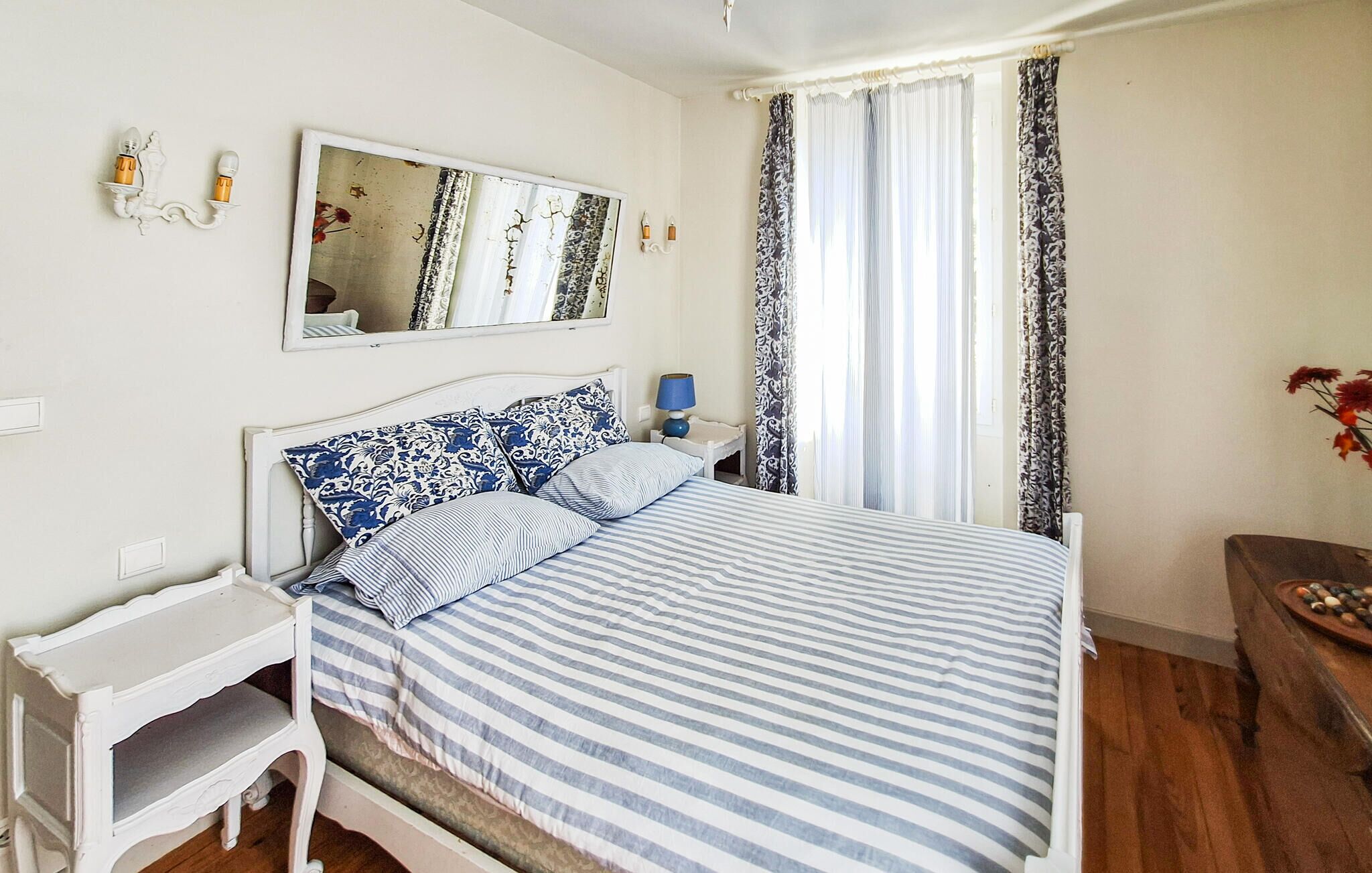 Iron/ironing board, travel cot, free WiFi