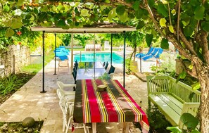 Outdoor dining - Jolie maison avec piscine (Castet-Arrouy)