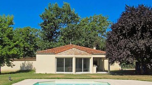 A house with a swimming pool, large windows, and a tiled roof. - Gorgeous home in Tauriac (Tauriac)