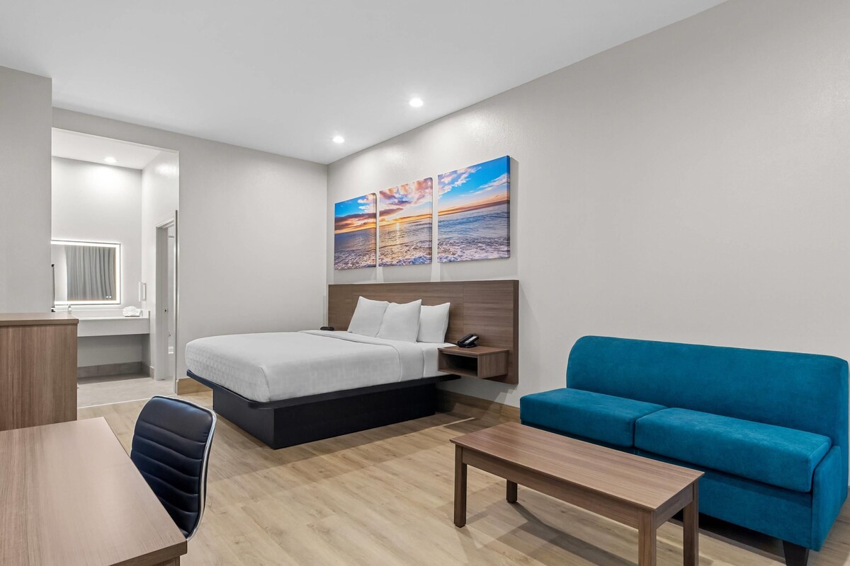 Standard Room, 1 King Bed, Non Smoking | Premium bedding, laptop workspace, blackout drapes, soundproofing