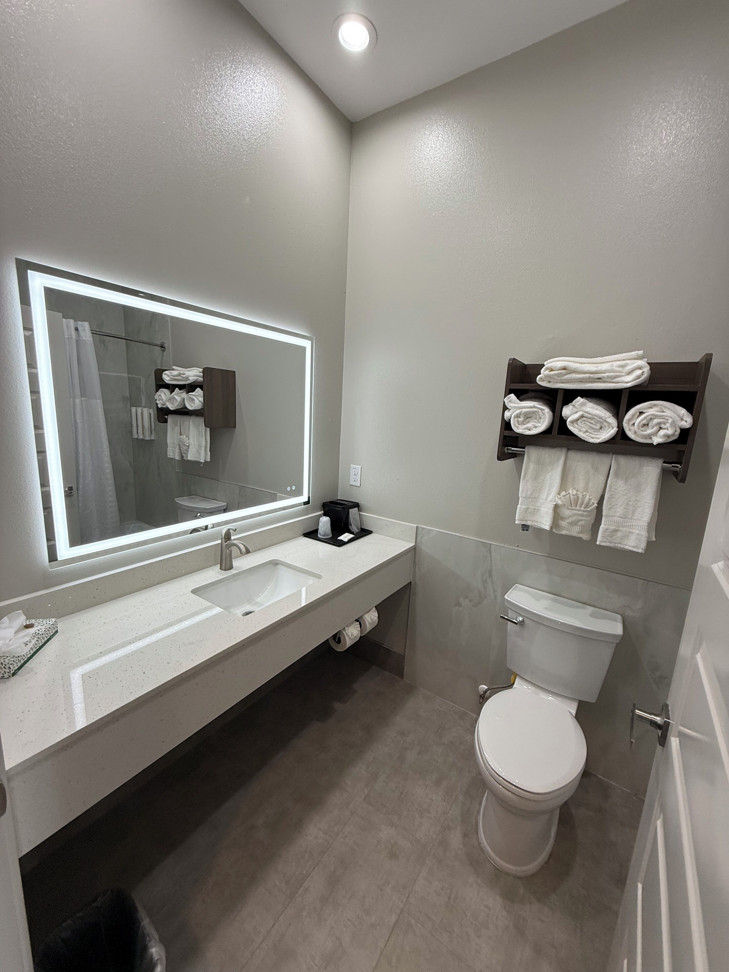 Regendusche, kostenlose Toilettenartikel, Haartrockner, Handtücher