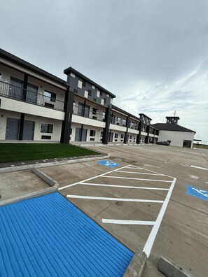 A parking area with designated handicapped spaces and a blue tactile paving path. - Clarion Pointe Port Lavaca (Port Lavaca)