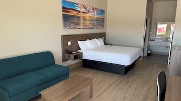 Ropa de cama de alta calidad y espacio para trabajar con laptop