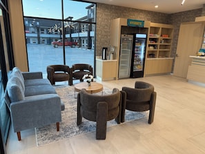 Lobby sitting area - Clarion Pointe Port Lavaca (Port Lavaca)