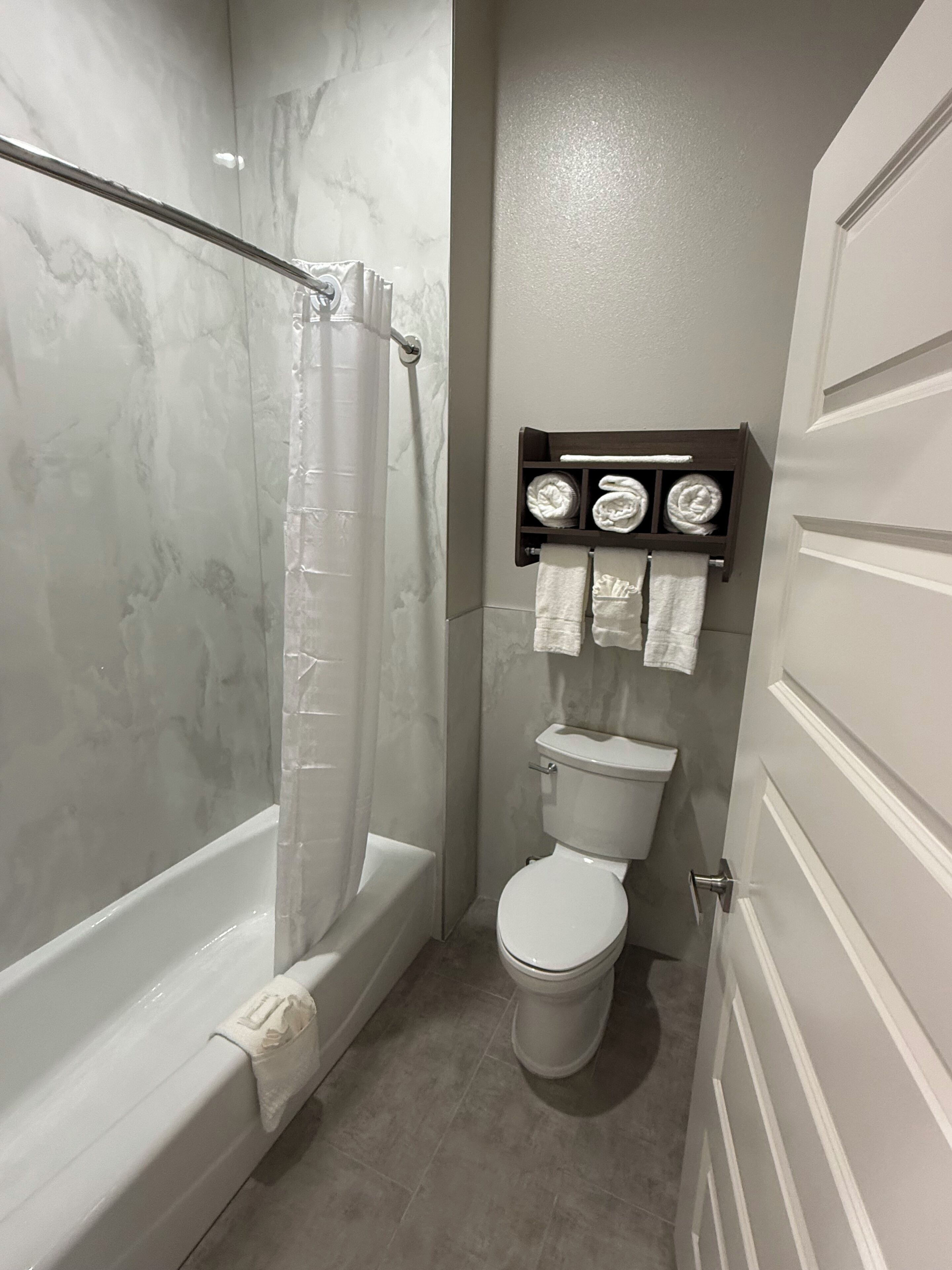 Douche cascade, articles de toilette (gratuits), séchoir à cheveux