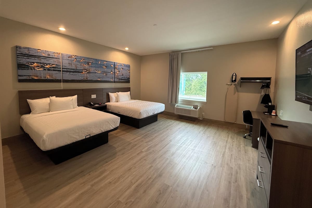 Ropa de cama de alta calidad y espacio para trabajar con laptop
