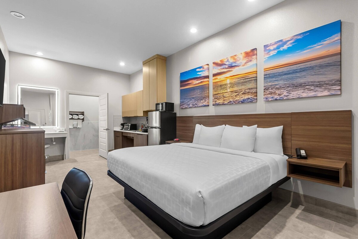 Room, 1 King Bed, Accessible, Non Smoking | Premium bedding, laptop workspace, blackout drapes, soundproofing