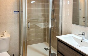 Shower - Beautiful home in Barneville Carteret with WiFi (Barneville Carteret)