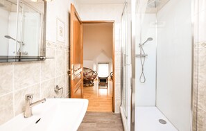 Shower, hair dryer - MAISON PROCHE DE LA MER 1 (Bricqueville sur mer)