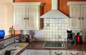 Fridge, microwave, oven, stovetop - Cozy home in Barneville Carteret with WiFi (Barneville Carteret)