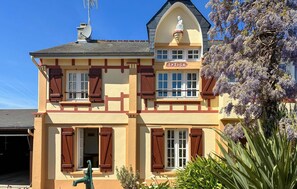 A building with a sign reading 'TYTISA,' a satellite dish, and a statue on the roof. - Cozy home in Barneville Carteret with WiFi (Barneville Carteret)