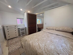 Room - Persimmon Cottage is a bright clean petite modern 1 BR (Bloomington)