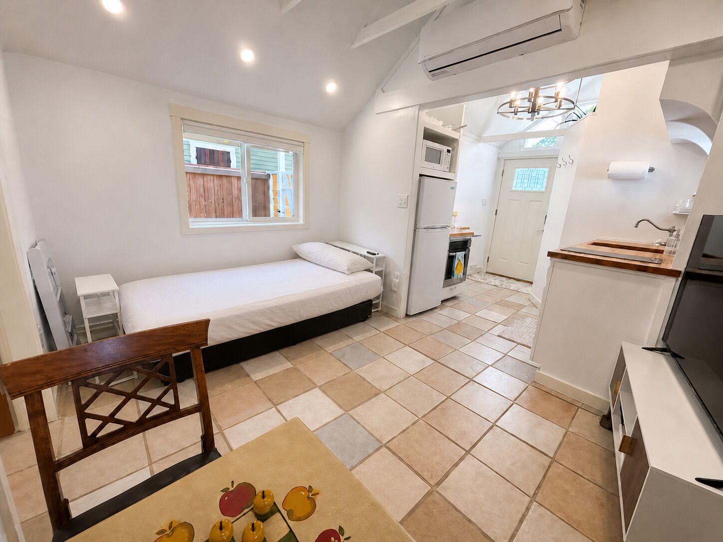 Iron/ironing board, free WiFi, bed sheets