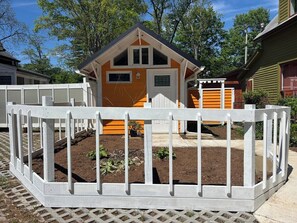 Exterior - Persimmon Cottage is a bright clean petite modern 1 BR (Bloomington)
