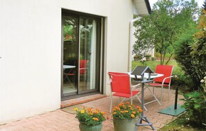 Outdoor dining - 1 bedroom cozy home in Ectot L'Auber (Ectot L'Auber)