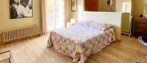 5 bedrooms, travel cot, free WiFi
