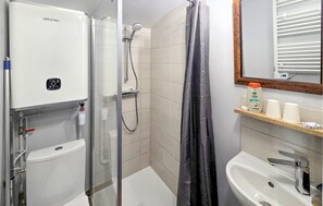 Shower - Beautiful home in Aveze with house a panoramic view (Aveze)