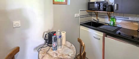 Frigorífico, microondas, cafetera o tetera y utensilios de cocina