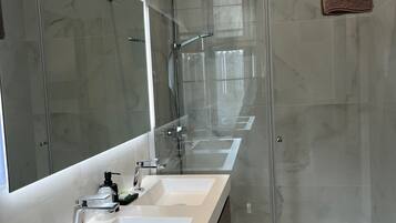 Comfort tweepersoonskamer, uitzicht op park | Badkamer