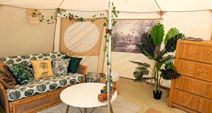 Vivez une aventure insolite dans notre Jungle Tent avec camion militaire vintage