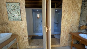 Douche, sèche-cheveux, serviettes fournies, savon