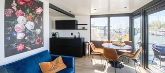 Vakkert skip i Wolphaartsdijk med hus med havutsikt