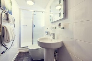 Douche, sèche-cheveux, serviettes fournies