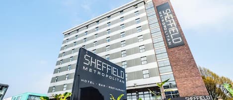 Een modern hotelgebouw, met een bord waarop staat Sheffield Metropolitan Hotel.