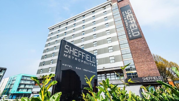 Un hôtel à plusieurs étages, doté d’une enseigne bien visible indiquant « Sheffield Metropolitan Hotel » et d’une enseigne plus petite indiquant « Sheffield Metropolitan », signalant la présence d’un hôtel, d’un bar et d’un restaurant.
