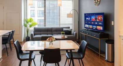 Upscale 2BR Apt | Rooftop Deck + Fitness U14