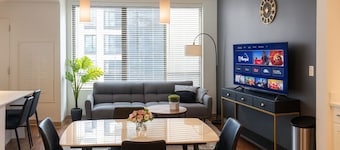 Upscale 2BR Apt | Rooftop Deck + Fitness U14