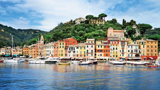 A coastal town with colorful buildings, a marina with boats, and a hill with trees. - Stunning home in San Lorenzo della Cost with house a panoramic view (San Lorenzo della Cost)
