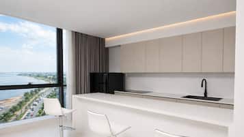 Suite, 1 Bedroom, Oceanfront (1 King Bed)