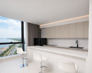 Suite, 1 habitación, frente al mar (1 King Bed) | Caja fuerte, escritorio, espacio para trabajar con un portátil