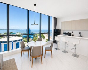 Suite, 1 habitación, vistas al mar (1 King Bed) | Caja fuerte, escritorio, espacio para trabajar con un portátil