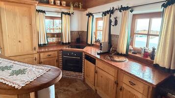Fridge, oven, dishwasher, coffee/tea maker