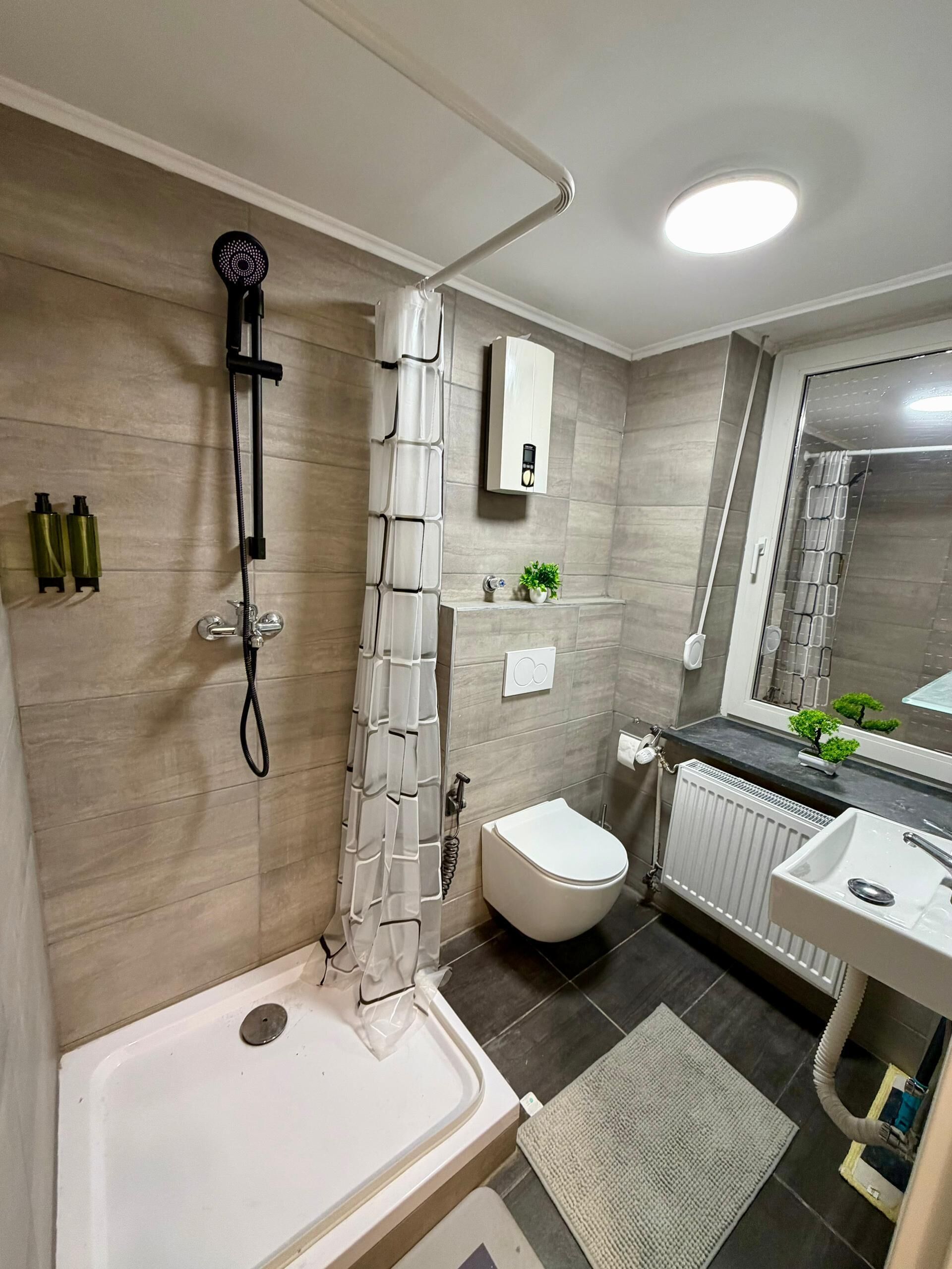 Haartrockner, Handtücher, Seife, Toilettenpapier