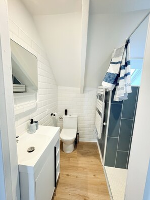 Een douche, een haardroger, zeep