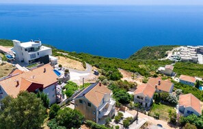 A coastal residential area with houses, a swimming pool, and a view of the sea. - Stunning apartment in Kotor with WiFi (Kotor)