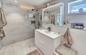 Shower - Nice home in Ask with WiFi (Ask)